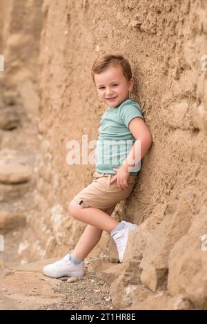 Lächelnder Junge, der im Wald erkundet. Stockfoto