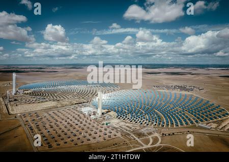 Luftaufnahme eines Solarkraftwerks in der Wildnis Stockfoto