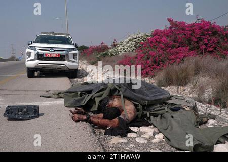 Die verdeckten Leichen palästinensischer Kämpfer lagen am 8. Oktober 2023 auf einer Autobahn in Sderot, Israel. Am Samstag startete die militante palästinensische Gruppe Hamas den größten Überraschungsangriff seit einer Generation aus Gaza, der Tausende von Raketen und eine unbekannte Anzahl von Kämpfern auf dem Land schickte, die Israelis in Gemeinden nahe der Grenze zu Gaza erschossen und entführt haben. Stockfoto