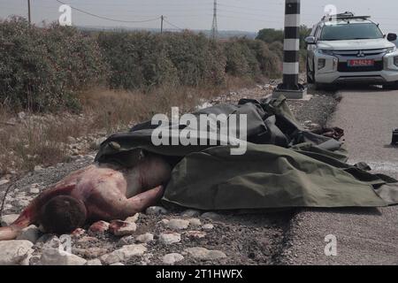 Die verdeckten Leichen palästinensischer Kämpfer lagen am 8. Oktober 2023 auf einer Autobahn in Sderot, Israel. Am Samstag startete die militante palästinensische Gruppe Hamas den größten Überraschungsangriff seit einer Generation aus Gaza, der Tausende von Raketen und eine unbekannte Anzahl von Kämpfern auf dem Land schickte, die Israelis in Gemeinden nahe der Grenze zu Gaza erschossen und entführt haben. Stockfoto