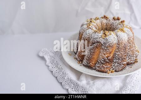 Cupcake in Puderzucker auf einer weißen Serviette Stockfoto