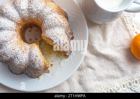 Cupcake in Puderzucker auf einer weißen Serviette von oben Stockfoto