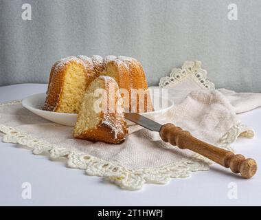Cupcake in Puderzucker auf einer weißen Serviette Stockfoto
