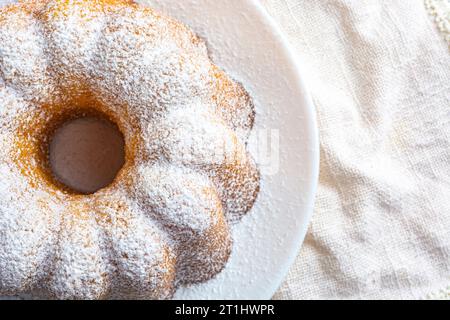 Cupcake in Puderzucker auf einer weißen Serviette von oben Stockfoto