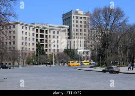 CHARKOW, UKRAINE - 23. APRIL 2011: Dies ist ein Backsteinbau im Stil des Konstruktivismus der 30er Jahre des 20. Jahrhunderts, heute die Universität. Stockfoto