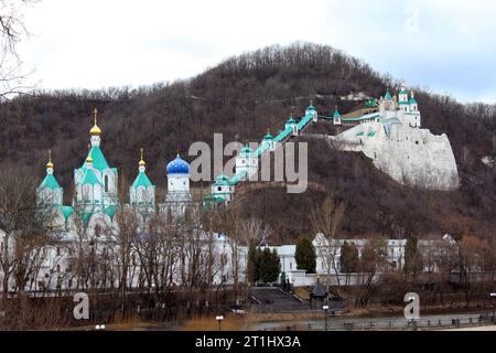 SVYATOGORSK, UKRAINE - 10. APRIL 2011: Dies ist einer der wichtigsten Klosterkomplexe der Russisch-Orthodoxen Kirche - Heilige Himmelfahrt Svyatogorsk Lawra Stockfoto