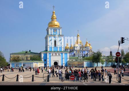 KIEW, UKRAINE - 1. MAI 2011: Dies ist das Mikhailowski-Kloster mit goldener Kuppel im Zentrum der ukrainischen Hauptstadt. Stockfoto