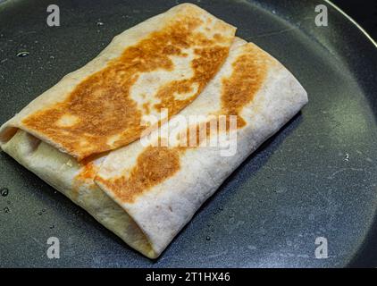 Gebratene Pita auf einer schwarzen Pfanne Stockfoto