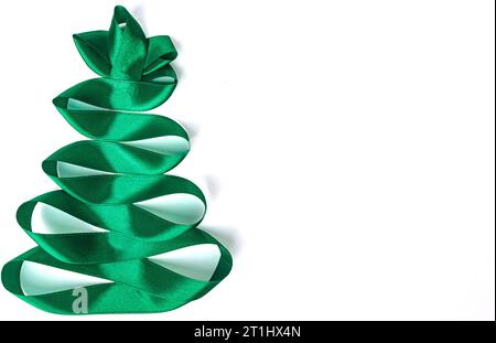 weihnachtsbaum aus satinierten grünen Bändern auf weißem Hintergrund Kopierraum Stockfoto