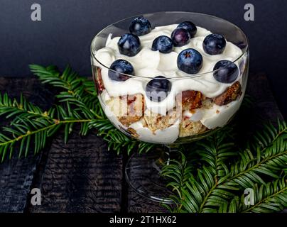 Neujahrsdessert in einer Tasse auf dunklem Hintergrund Stockfoto