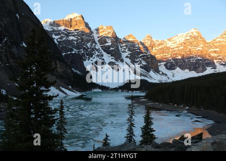 Lake Annette See Strand, Pyramid Berg Reflexion auf dem See. Jasper National Park atemberaubende Naturlandschaft im Sommer. Landschaft Kanada. Stockfoto