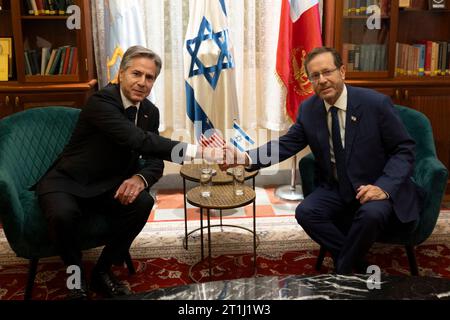 Tel Aviv, Israel. Oktober 2023. US-Außenminister Antony blinkend, links, schüttelt dem israelischen Präsidenten Isaac Herzog während ihres bilateralen Treffens am 12. Oktober 2023 in Tel Aviv, Israel die Hand. Blinken ist in der Region, um Unterstützung nach den brutalen Terroranschlägen der Hamas zu zeigen. Quelle: Chuck Kennedy/State Department Photo/Alamy Live News Stockfoto