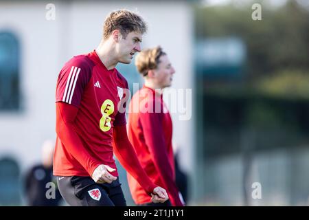 Hensol, Großbritannien. Oktober 2023. Joe Rodon aus Wales im Training. Wales MD1 Training im Vale Resort am 14. Oktober 2023 vor dem Qualifikationsspiel zur UEFA EURO gegen Kroatien. Quelle: Lewis Mitchell/Alamy Live News Stockfoto