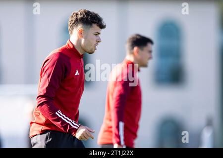 Hensol, Großbritannien. Oktober 2023. Neco Williams aus Wales in Ausbildung. Wales MD1 Training im Vale Resort am 14. Oktober 2023 vor dem Qualifikationsspiel zur UEFA EURO gegen Kroatien. Quelle: Lewis Mitchell/Alamy Live News Stockfoto