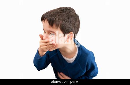 Gestresstes Kind mit Bauchschmerzen, das vor dem Erbrechen steht, mit weißem Hintergrund. Stockfoto