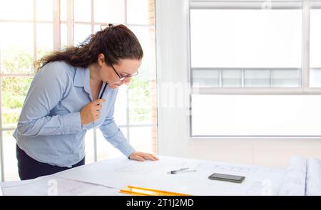 Schuss einer Reifen Architektin, die an seinem Büro arbeitet Stockfoto