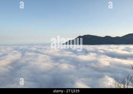 Alpenberg Bürgenstock (Buergenstock oder Burgenstock) oberhalb des Vierwaldstättersees vom Pilatus Bergmassiv, Kanton Nidwalden. Stockfoto