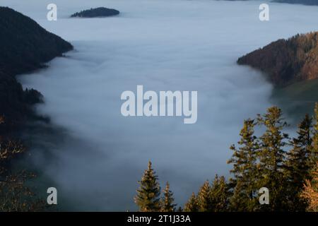 Alpenberg Bürgenstock (Buergenstock oder Burgenstock) oberhalb des Vierwaldstättersees vom Pilatus Bergmassiv, Kanton Nidwalden. Stockfoto