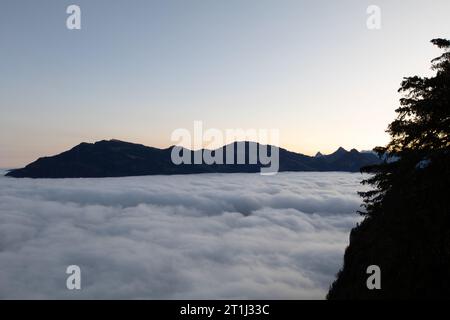 Alpenberg Bürgenstock (Buergenstock oder Burgenstock) oberhalb des Vierwaldstättersees vom Pilatus Bergmassiv, Kanton Nidwalden. Stockfoto