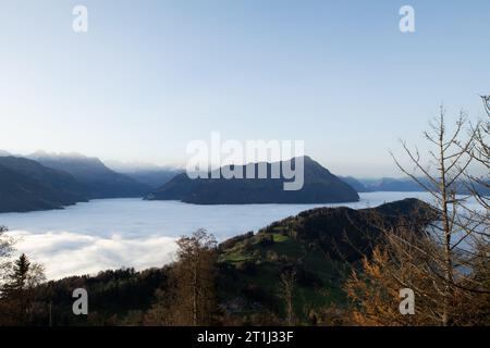 Alpenberg Bürgenstock (Buergenstock oder Burgenstock) oberhalb des Vierwaldstättersees vom Pilatus Bergmassiv, Kanton Nidwalden. Stockfoto