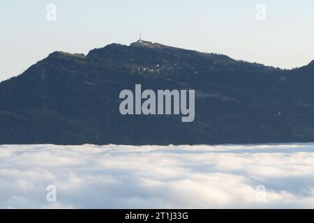 Alpenberg Bürgenstock (Buergenstock oder Burgenstock) oberhalb des Vierwaldstättersees vom Pilatus Bergmassiv, Kanton Nidwalden. Stockfoto