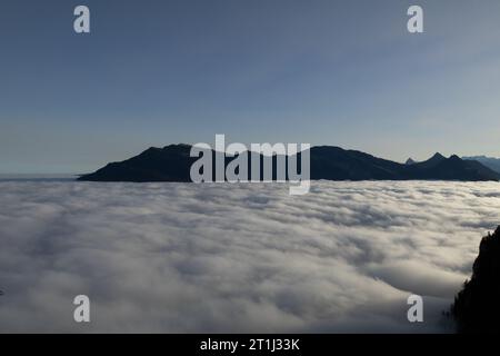 Alpenberg Bürgenstock (Buergenstock oder Burgenstock) oberhalb des Vierwaldstättersees vom Pilatus Bergmassiv, Kanton Nidwalden. Stockfoto