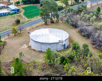 Eine Luftaufnahme eines Wassertanks in Inverell, New South Wales, Australien Stockfoto