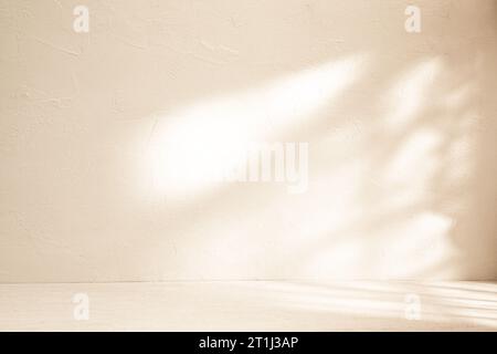 Beigefarbener Hintergrund für die Produktpräsentation mit Schatten und Licht aus dem Fenster Stockfoto