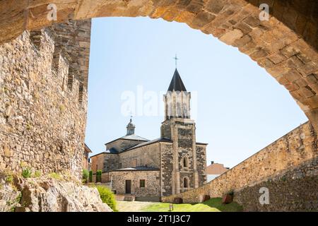 PONFERRADA, SPANIEN - 05. august 2023: Eine faszinierende Aufnahme der Kirche St. Andreas in Ponferrada, Spanien Stockfoto