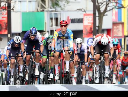 Utsunomiya, Japan. Oktober 2023. Der belgische Radfahrer Edward Theuns von Lidl-Trek überquert am Samstag, den 14. Oktober 2023, die Ziellinie des Japan Cup Criterium 2023 in Utsunomiya, 100 km nördlich von Tokio. Theuns erzielte einen dritten Sieg in Folge beim Japan Cup Criterium. (Foto: Yoshio Tsunoda/AFLO) Stockfoto