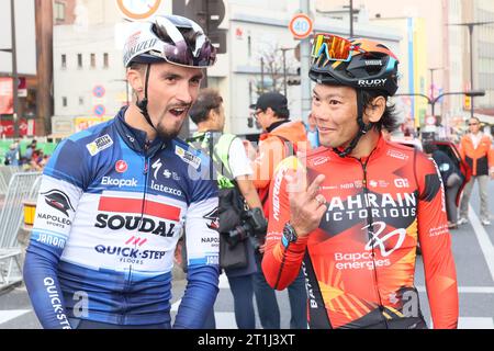Utsunomiya, Japan. Oktober 2023. Der japanische Radrennfahrer Yukiya Arashiro (R) aus Bahrain spricht am Samstag, den 14. Oktober 2023, in Utsunomiya, km nördlich von Tokio, mit dem französischen Radfahrer Julian Alaphilippe (L) von Soudal Quick-Step nach dem Japan Cup Criterium 2023 in Utsunomiya, 100 km nördlich von Tokio. Edward Theuns von Lidl-Trek erzielte einen dritten Sieg in Folge beim Japan Cup Criterium. (Foto: Yoshio Tsunoda/AFLO) Stockfoto