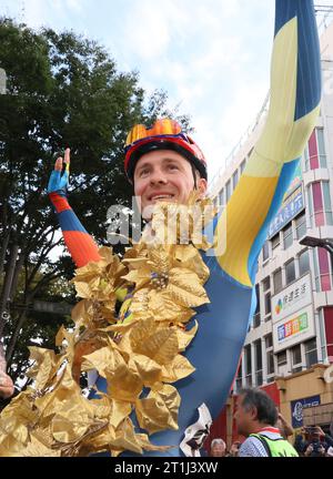 Utsunomiya, Japan. Oktober 2023. Der belgische Radfahrer Edward Theuns von Lidl-Trek reagiert auf das Publikum, nachdem er am Samstag, den 14. Oktober 2023, in Utsunomiya, 100 km nördlich von Tokio, das Japan Cup Criterium 2023 gewonnen hat. Theuns erzielte einen dritten Sieg in Folge beim Japan Cup Criterium. (Foto: Yoshio Tsunoda/AFLO) Stockfoto