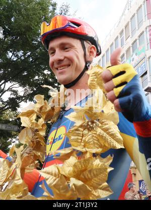 Utsunomiya, Japan. Oktober 2023. Der belgische Radfahrer Edward Theuns von Lidl-Trek gewann am Samstag, den 14. Oktober 2023, das Japan Cup Criterium 2023 in Utsunomiya, 100 km nördlich von Tokio. Theuns erzielte einen dritten Sieg in Folge beim Japan Cup Criterium. (Foto: Yoshio Tsunoda/AFLO) Stockfoto