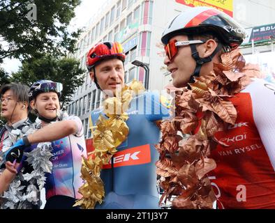 Utsunomiya, Japan. Oktober 2023. (L-R) der US-amerikanische Radfahrer Riley Sheehan von Israel-Premier Tech, der belgische Edward Theuns von Lidl-Trek und Alex Zingle von Cofidis Smile, nachdem sie am Samstag, den 14. Oktober 2023, das Japan Cup Criterium 2023 in Utsunomiya, 100 km nördlich von Tokio, beendeten. Theuns gewann das Japan Cup Criterium, während Sheehan den zweiten und Zingle den dritten Platz belegte. (Foto: Yoshio Tsunoda/AFLO) Stockfoto