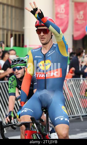 Utsunomiya, Japan. Oktober 2023. Der belgische Radrennfahrer Edward Theuns von Lidl-Trek zeigt seine drei Finger, nachdem er am Samstag, den 14. Oktober 2023, in Utsunomiya, 100 km nördlich von Tokio, den Japan Cup Criterium 2023 beendete. Theuns erzielte einen dritten Sieg in Folge beim Japan Cup Criterium. (Foto: Yoshio Tsunoda/AFLO) Stockfoto