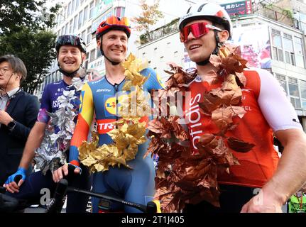 Utsunomiya, Japan. Oktober 2023. (L-R) der US-amerikanische Radfahrer Riley Sheehan von Israel-Premier Tech, der belgische Edward Theuns von Lidl-Trek und Alex Zingle von Cofidis Smile, nachdem sie am Samstag, den 14. Oktober 2023, das Japan Cup Criterium 2023 in Utsunomiya, 100 km nördlich von Tokio, beendeten. Theuns gewann das Japan Cup Criterium, während Sheehan den zweiten und Zingle den dritten Platz belegte. (Foto: Yoshio Tsunoda/AFLO) Stockfoto