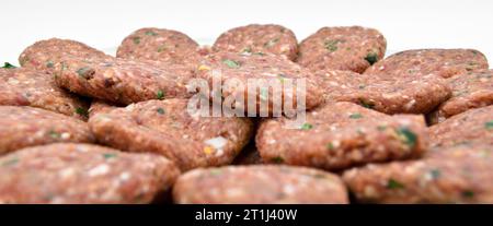 Rohe Fleischbällchen aus Rind mit verschiedenen hausgemachten Gewürzen, Rindfleisch kofte kofta roh Stockfoto