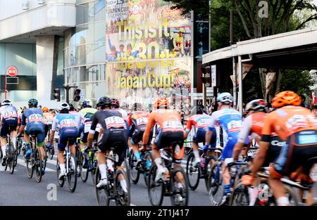 Utsunomiya, Japan. Oktober 2023. Ein großes Poster zum 30. Jahrestag des Japan Cup Cycle Roadrace während des Japan Cup Criterium 2023 in Utsunomiya, 100 km nördlich von Tokio, am Samstag, den 14. Oktober 2023. Edward Theuns von Lidl-Trek erzielte einen dritten Sieg in Folge beim Japan Cup Criterium. (Foto: Yoshio Tsunoda/AFLO) Stockfoto
