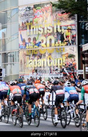 Utsunomiya, Japan. Oktober 2023. Ein großes Poster zum 30. Jahrestag des Japan Cup Cycle Roadrace während des Japan Cup Criterium 2023 in Utsunomiya, 100 km nördlich von Tokio, am Samstag, den 14. Oktober 2023. Edward Theuns von Lidl-Trek erzielte einen dritten Sieg in Folge beim Japan Cup Criterium. (Foto: Yoshio Tsunoda/AFLO) Stockfoto