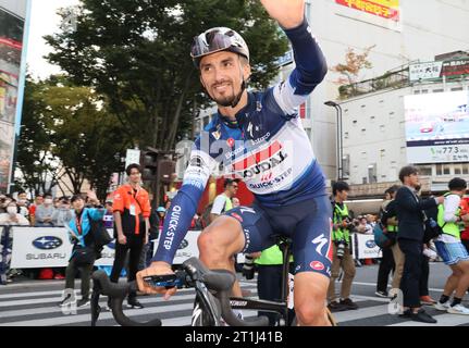 Utsunomiya, Japan. Oktober 2023. Der französische Radfahrer Julian Alaphilippe von Soudal Quick-Step reagiert auf das Publikum nach dem Japan Cup Criterium 2023 in Utsunomiya, 100 km nördlich von Tokio am Samstag, den 14. Oktober 2023. Edward Theuns von Lidl-Trek erzielte einen dritten Sieg in Folge beim Japan Cup Criterium. (Foto: Yoshio Tsunoda/AFLO) Stockfoto