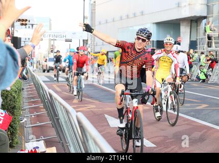 Utsunomiya, Japan. Oktober 2023. Der ehemalige italienische Radsportler Damiano Cunego winkt japanischen Fans bei einer Parade vor dem Japan Cup Criterium 2023 in Utsunomiya, 100 km nördlich von Tokio, am Samstag, den 14. Oktober 2023. Cunego gewann zweimal den Japan Cup Cycle Roadrace. (Foto: Yoshio Tsunoda/AFLO) Stockfoto