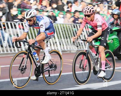 Utsunomiya, Japan. Oktober 2023. Der französische Radfahrer Julian Alaphilippe (L) von Soudal Quick-Step verfolgt am Samstag, den 14. Oktober 2023, den italienischen Radfahrer Andrea Piccolo (R) von EF Education-Easypost während des Japan Cup Criterium 2023 in Utsunomiya, 100 km nördlich von Tokio. Edward Theuns von Lidl-Trek erzielte einen dritten Sieg in Folge beim Japan Cup Criterium. (Foto: Yoshio Tsunoda/AFLO) Stockfoto