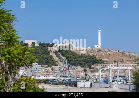 Der Leuchtturm (erbaut 1864) in Santa Maria di Leuca, einem Dorf an der Adriaküste an der südlichsten Spitze der Halbinsel Salento in Süditalien Stockfoto