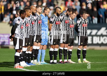 Die Spieler von Notts County halten vor dem Spiel der Sky Bet League Two in der Meadow Lane, Nottingham, eine Schweigeminute für die Opfer des israelisch-palästinensischen Konflikts ein. Bilddatum: Samstag, 14. Oktober 2023. Stockfoto