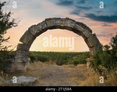 Historisches Aquädukt. Blaundos oder Blaundeon Ancient City. Wichtige historische und touristische Orte in der Türkei. Ulubey District, Usak, Türkiye Stockfoto