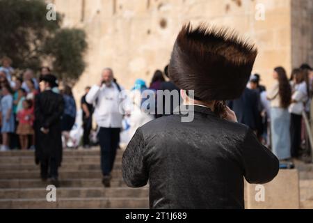 Rückansicht eines orthodoxen jüdischen Mannes Chassidim mit großem Pelzhut und schwarzem Anzug Stockfoto