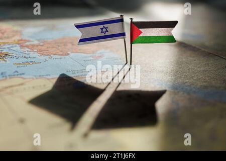 Israel und Palästina werden auf der geopolitischen Landkarte unter Flagge gesetzt. Gazastreifen und Westjordanland. Kriegskonflikt Stockfoto