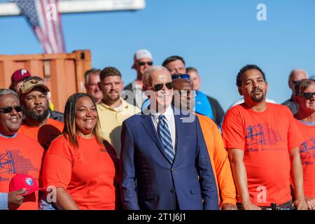 Philadelphia, Usa. Oktober 2023. US-Präsident Joe Biden posiert mit Bauarbeitern, bevor er während einer Veranstaltung im Tioga Marine Terminal am 13. Oktober 2023 in Philadelphia, Pennsylvania, die Finanzierung regionaler sauberer Energiestandorte ankündigte. Quelle: Adam Schultz/White House Photo/Alamy Live News Stockfoto