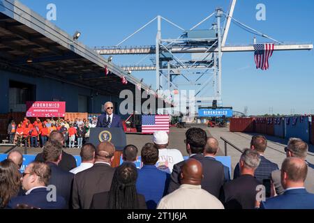 Philadelphia, Usa. Oktober 2023. US-Präsident Joe Biden kündigt die Finanzierung regionaler sauberer Energiestandorte im Rahmen einer Veranstaltung im Tioga Marine Terminal am 13. Oktober 2023 in Philadelphia, Pennsylvania an. Quelle: Cameron Smith/White House Photo/Alamy Live News Stockfoto