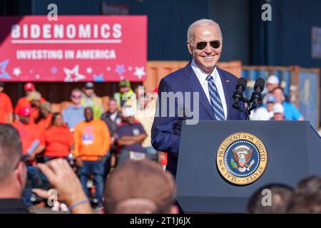 Philadelphia, Usa. Oktober 2023. US-Präsident Joe Biden kündigt die Finanzierung regionaler sauberer Energiestandorte im Rahmen einer Veranstaltung im Tioga Marine Terminal am 13. Oktober 2023 in Philadelphia, Pennsylvania an. Quelle: Cameron Smith/White House Photo/Alamy Live News Stockfoto